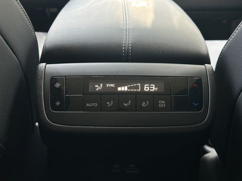 Used 2025 Nissan Pathfinder SL FWD image 17