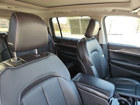 Used 2023 Jeep Grand Cherokee L Limited w/ Luxury Tech Group II image 12