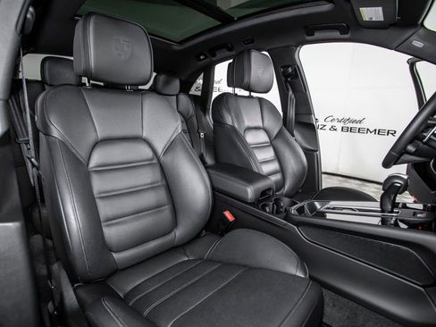 Used 2025 Porsche Macan AWD/4WD image 16