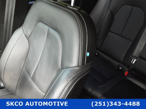 Used 2021 Volvo XC40 T4 Momentum image 27