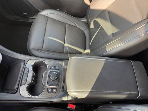 Used 2023 GMC Acadia SLT image 14