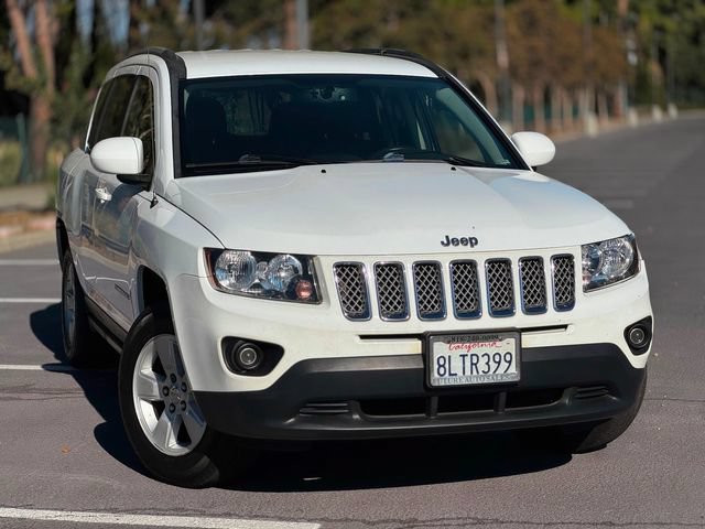 Used 2017 Jeep Compass Latitude FWD image 3