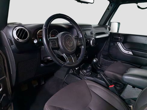 Used 2017 Jeep Wrangler Unlimited Sahara w/ Connectivity Group AWD/4WD image 10