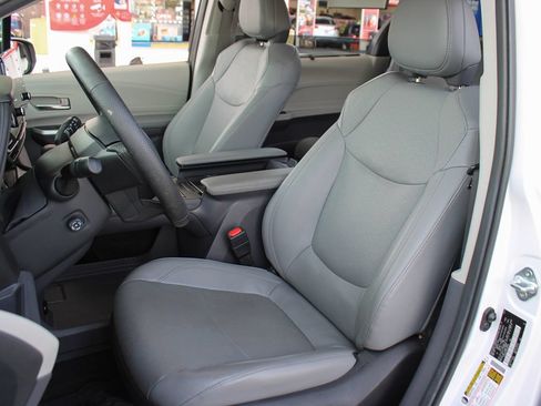 Used 2024 Toyota Sienna Limited FWD image 15