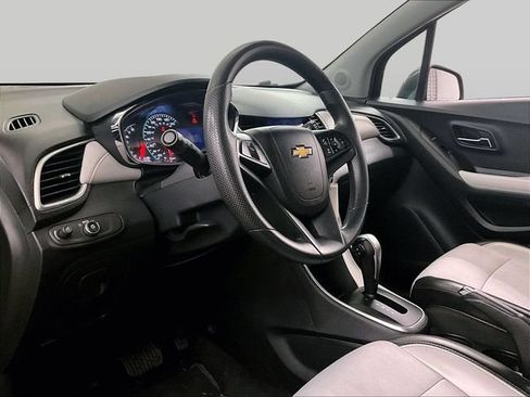 Used 2021 Chevrolet Trax LT AWD/4WD image 12