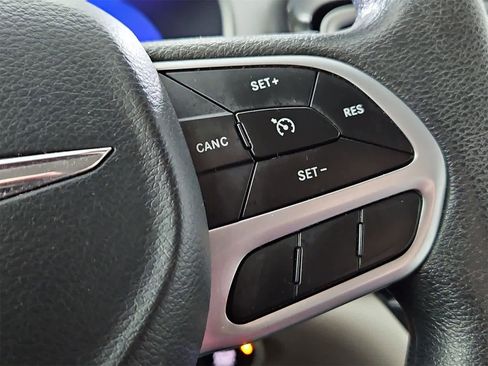 Used 2018 Chrysler Pacifica Touring Plus image 24