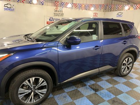 Used 2023 Nissan Rogue SV image 2