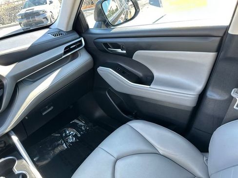 Used 2024 Toyota Highlander XLE AWD/4WD image 24