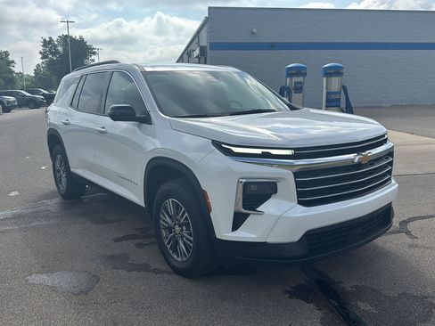 Used 2025 Chevrolet Traverse LT w/ Driver Confidence Package AWD/4WD image 7