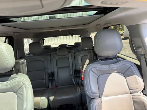 Used 2018 Lincoln Navigator Select w/ Technology Package AWD/4WD image 9