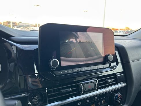Used 2025 Nissan Pathfinder SV FWD image 23