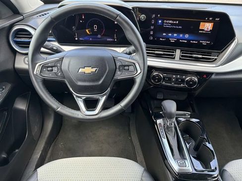 Used 2025 Chevrolet Trax LT w/ LT Convenience Package FWD image 22