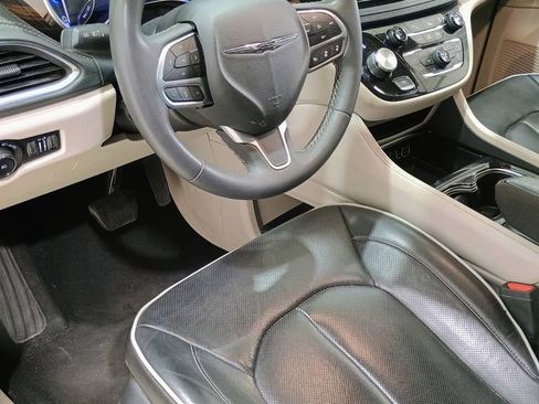 Used 2023 Chrysler Pacifica Limited FWD image 10