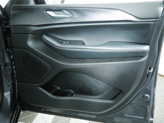 Used 2023 Jeep Grand Cherokee Altitude AWD/4WD image 11