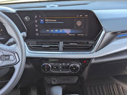 Certified 2025 Chevrolet Trax LT image 20