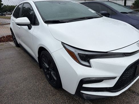 Used 2025 Toyota Corolla SE w/ SE Premium Package FWD image 3