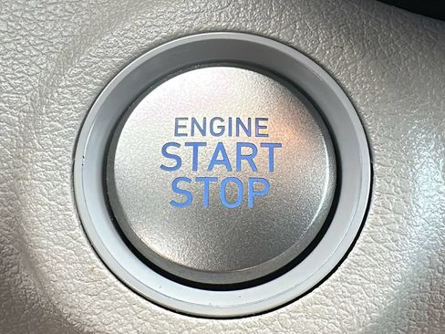 Used 2025 Hyundai Venue SEL FWD image 24