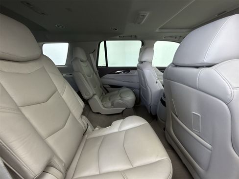 Used 2016 Cadillac Escalade Luxury image 34