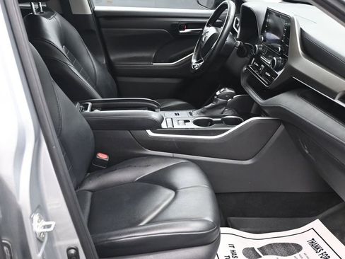 Used 2020 Toyota Highlander XLE FWD image 10