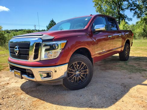 Used 2018 Nissan Titan SL image 2