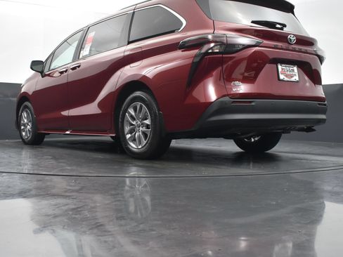 Used 2026 Toyota Sienna XLE FWD image 38