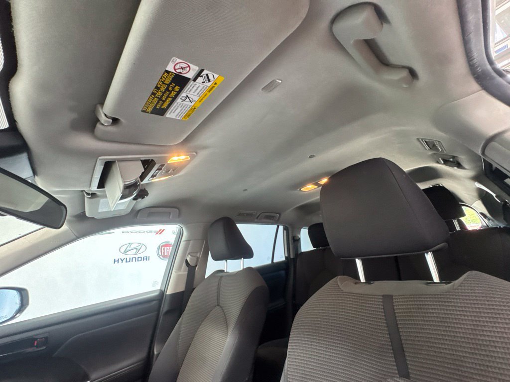 Used 2021 Toyota Highlander LE AWD/4WD image 18