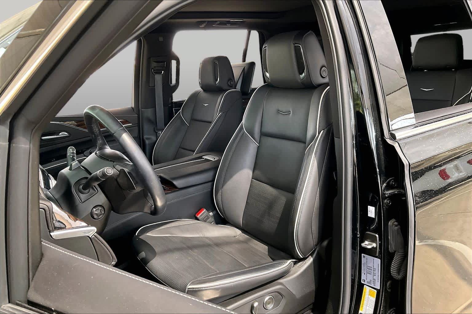 Used 2024 Cadillac Escalade Premium Luxury RWD image 8