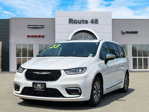 Used 2023 Chrysler Pacifica Limited w/ Uconnect Theater Family Group FWD image 2