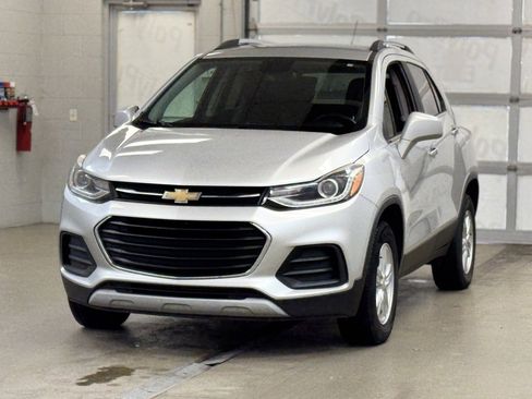 Used 2018 Chevrolet Trax LT w/ LT Convenience Package image 3