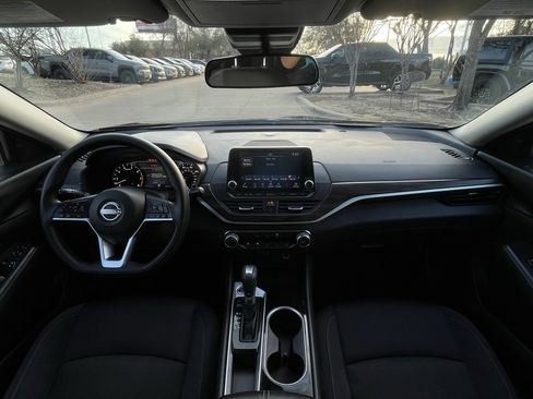 Used 2024 Nissan Altima 2.5 SV image 10