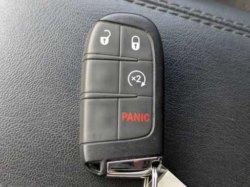 Used 2025 Jeep Compass Limited image 33