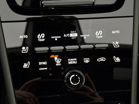 Certified 2025 Porsche Cayenne Coupe image 25