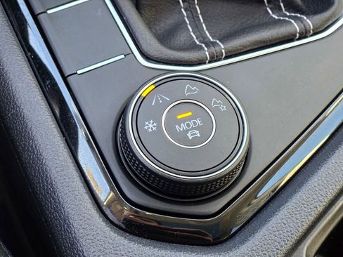 Used 2023 Volkswagen Taos SE w/ Panoramic Sunroof Package image 39