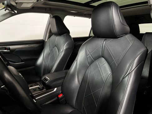 Used 2021 Toyota Highlander Platinum image 13