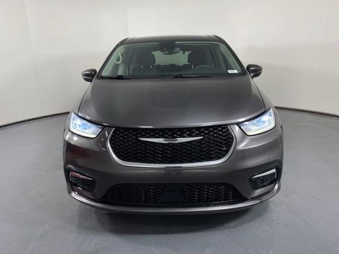 Used 2023 Chrysler Pacifica Touring-L image 2