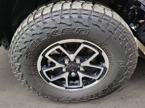 Used 2025 Jeep Gladiator Rubicon AWD/4WD image 11