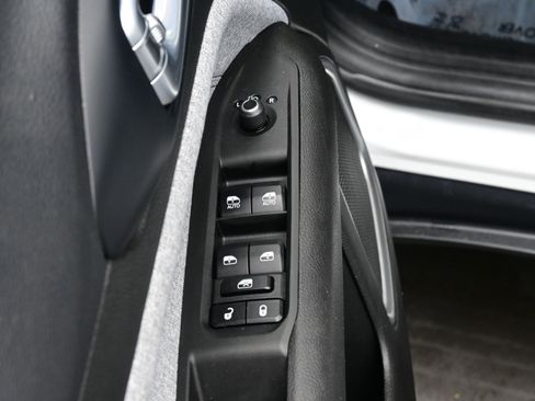 Used 2023 Jeep Compass Latitude image 10