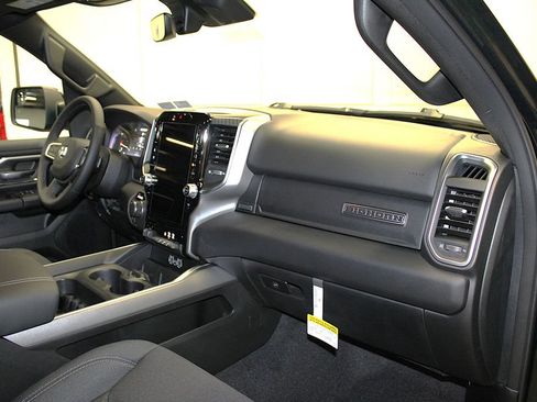 New 2026 RAM 1500 4x4 Crew Cab image 29