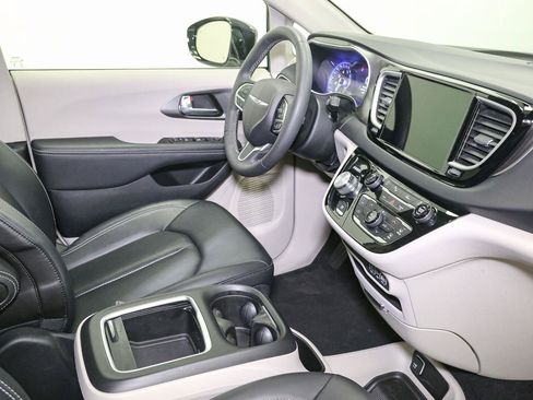 Used 2024 Chrysler Pacifica Touring-L FWD image 17