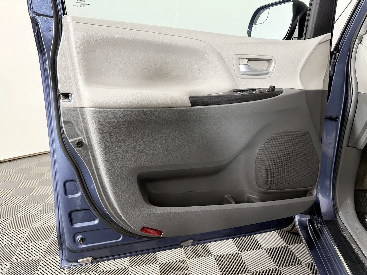 Used 2017 Toyota Sienna LE AWD/4WD image 26