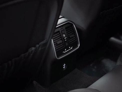 Certified 2026 Porsche Macan AWD/4WD image 34