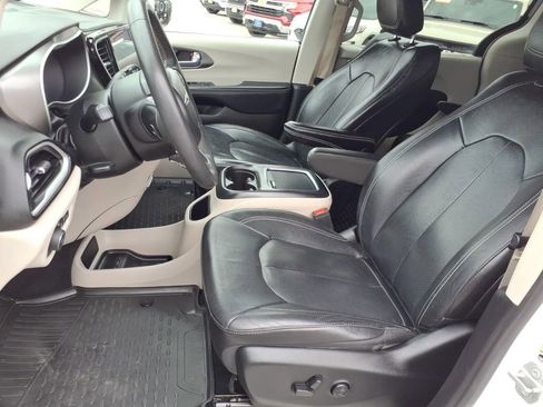 Used 2022 Chrysler Pacifica Touring-L FWD image 18