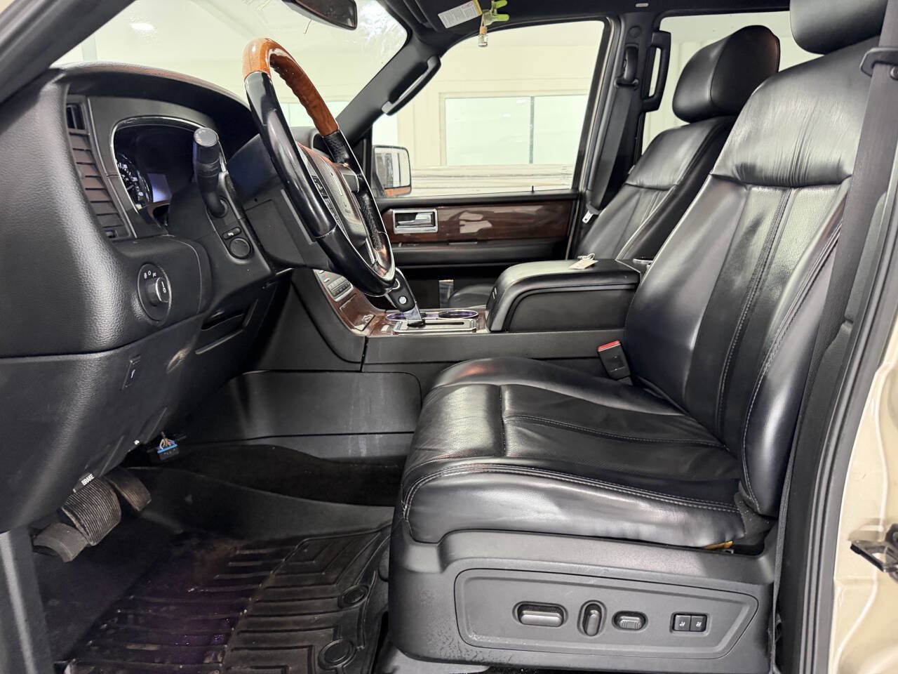 Used 2017 Lincoln Navigator L Select AWD/4WD image 31