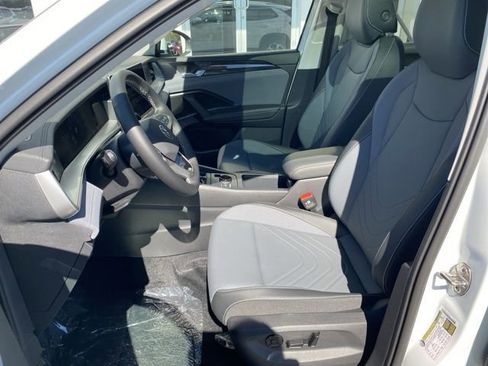 New 2025 Volkswagen Tiguan SE image 25