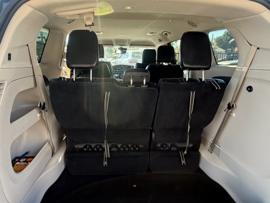 Used 2023 Chrysler Pacifica Touring-L FWD image 17