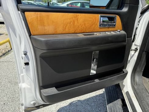 Used 2012 Lincoln Navigator 4WD image 19