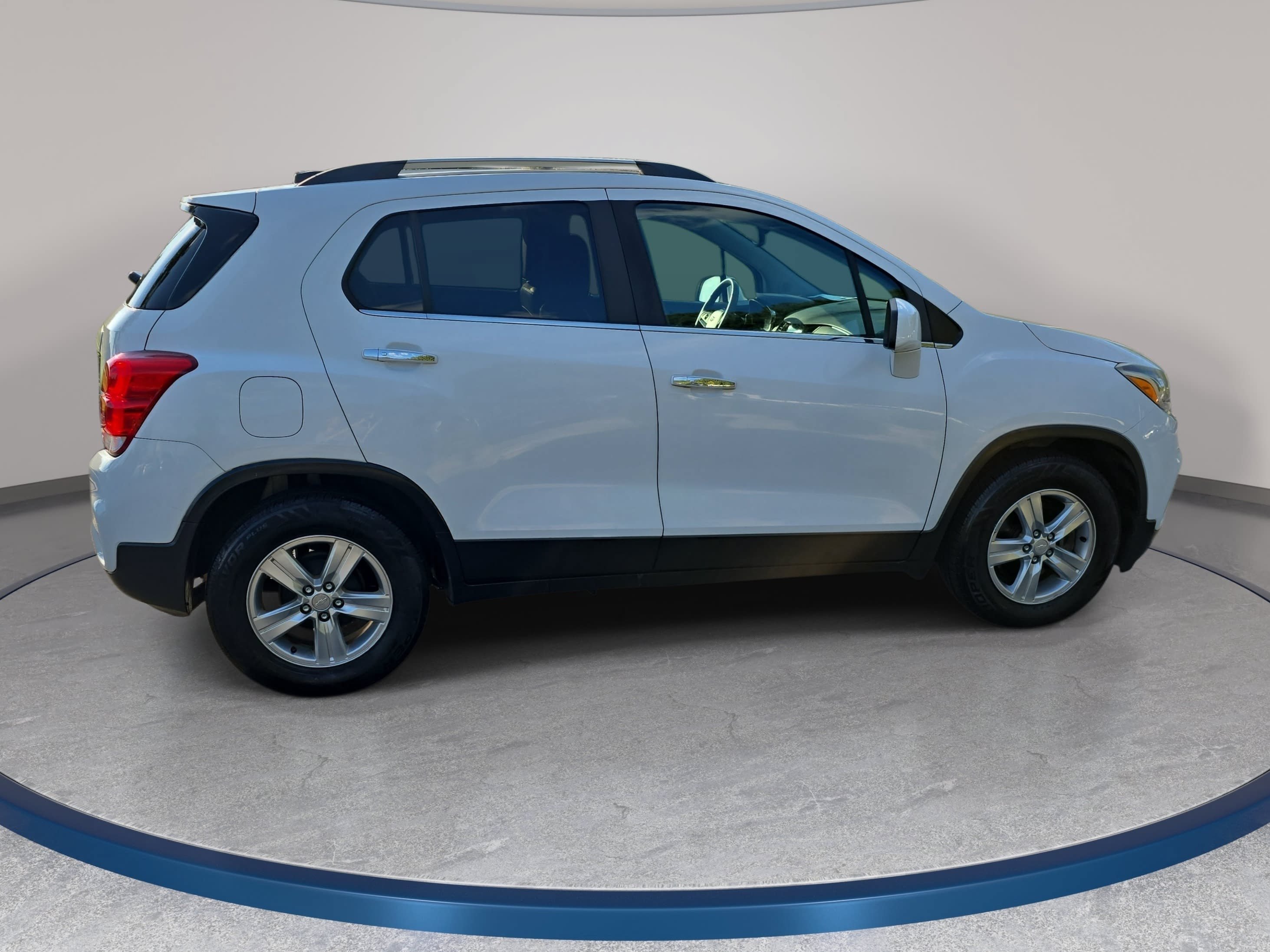 Used 2017 Chevrolet Trax LT w/ LT Convenience Package FWD image 4