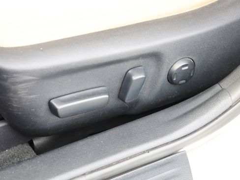 Used 2018 Toyota Avalon XLE Premium image 32