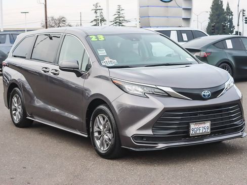 Used 2023 Toyota Sienna LE image 5