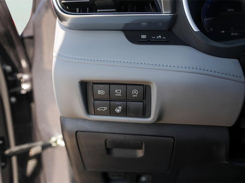 Used 2025 Toyota Highlander Platinum image 18